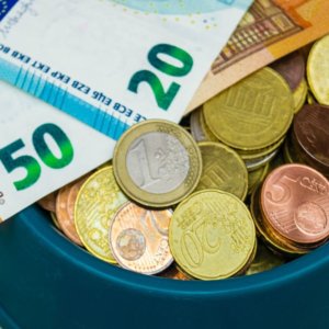 Euro e Borse europee oggi in forte rialzo, le banche corrono e vola Mps. Spread stabile