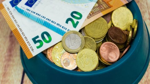 Euro e Borse europee oggi in forte rialzo, le banche corrono e vola Mps. Spread stabile