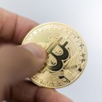 Bitcoin ai minimi da due mesi: ecco come una piccola vendita ha scatenato un sell-off, mentre i capitali si spostano dalle cripto all’Ia