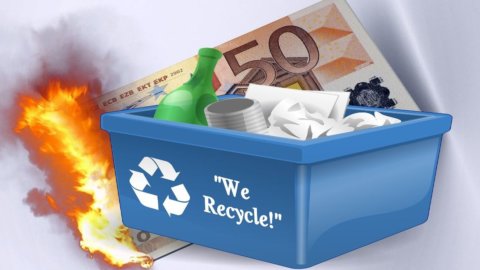 Bollette, allarme delle imprese che riciclano la plastica: “Dal 2020 rincari del 345%, dal 2019 +400%”