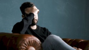 Uomo seduto su un divano dallo psicologo