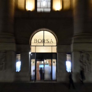 Borse giù, Milano (-2%) soffre lo spread