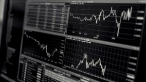 Pixabay Monitor con grafico finanziario