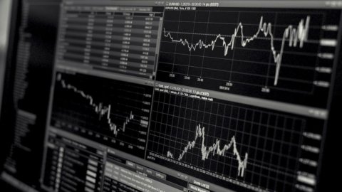 BORSA ULTIME NOTIZIE: l’inflazione gela Piazza Affari ma per i Btp settimana record. Corre Eni, giù Stm