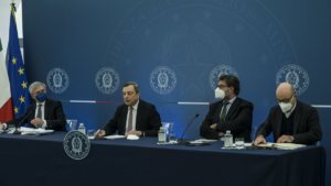 Il Premier Draghi con i ministri sul decreto Bollette