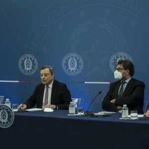 Cdm: opt miliarde contra facturi mari și pentru mașină. Draghi: „Am un guvern frumos”