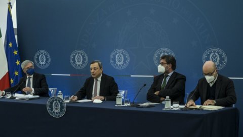 Cdm: oito bilhões contra contas altas e para o carro. Draghi: "Tenho um governo bonito"