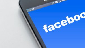 Smartphone con il logo di Facebook sullo schermo