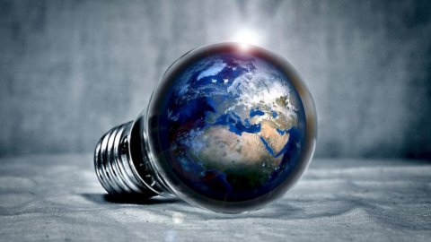 Giornata del risparmio energetico: gli italiani diventano sempre più attenti a consumi e bollette