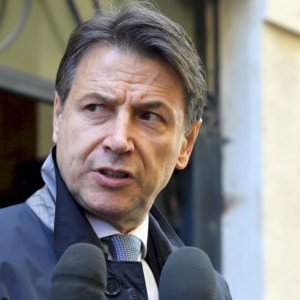 Conte presenta a Meloni la lista delle proscrizioni ma assolve Lollo: la prossima volta fermeranno insieme il Frecciarossa?