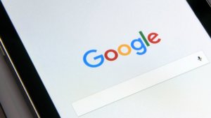 Homepage di Google sullo schermo di uno smartphone