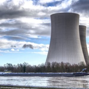 Macron punta sul nucleare per uscire dalla crisi: “Entro il 2035 sei nuovi impianti”