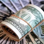 Borse, tutti i riflettori sui colloqui per i dazi e sul piatto si mettono anche le valute. Dollaro e petrolio in netto calo
