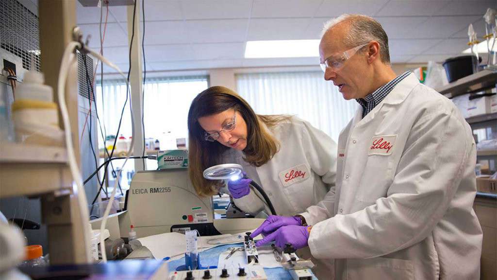 Pesquisadores em um laboratório da Eli Lilly and Company