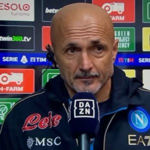 Napoli corre verso lo scudetto e stende anche l’Atalanta, la Lazio frena, oggi Juve e Roma in campo