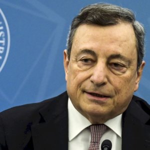 Salari: Draghi pronto a tagliare il cuneo fiscale 2022 di 220 euro per i lavoratori sotto i 35 mila euro