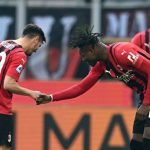 Il Milan sorpassa l’Inter in testa, la Juve pareggia con l’Atalanta e difende zona Champions