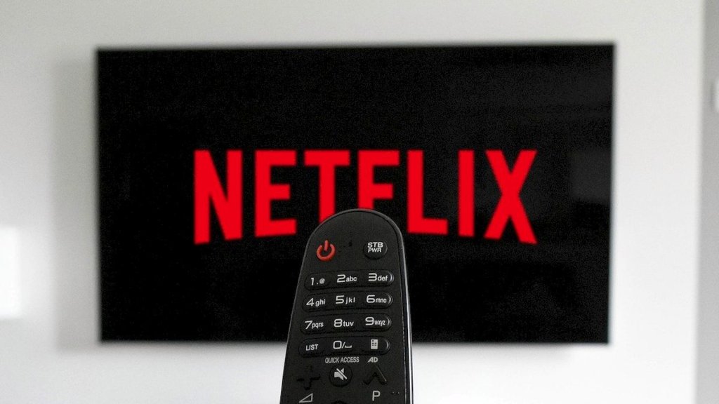 Schermo di una tv con il logo di Netflix