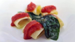 Pasta al pomodoro e foglia di basilico