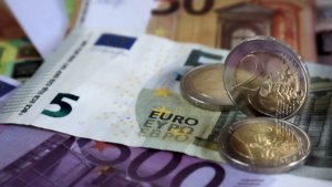 Soldi: euro in monete e banconote