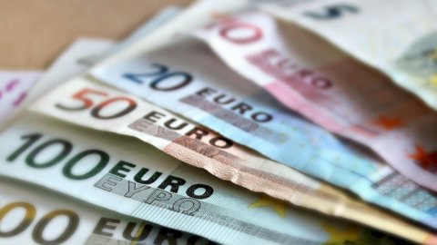Soldi: euro in banconote su un tavolo