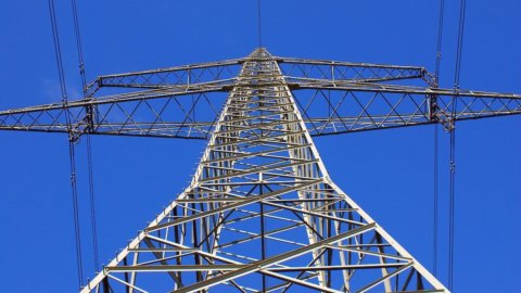 Consumi elettrici ad agosto, Terna: -2,6% su anno, il 90% del fabbisogno coperto con produzione nazionale