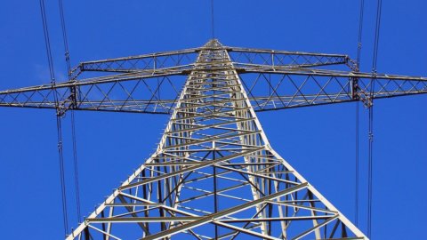 Consumul de energie electrică în luna august, Terna: -2,6% pe an, 90% din nevoi acoperite cu producție națională