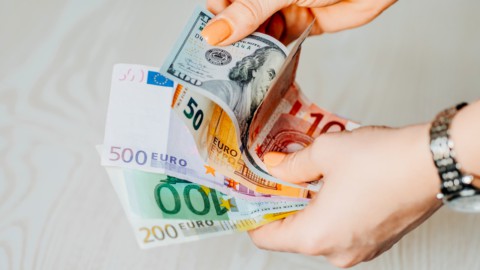 Euro ai minimi da vent’anni: vale meno del dollaro. Caro gas e tassi spaventano le Borse. Sale lo spread