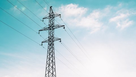Consumi elettrici in aumento a febbraio: produzione nazionale all’86%, sale la domanda degli industriali 