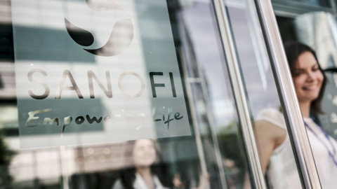 Sanofi, ricavi in crescita nel 2021 trainati dalle vendite di Dupixent e vaccini