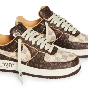 Sneakers Vuitton-Nike, prezzi folli all’asta Sotheby’s: un paio di scarpe costa come una casa