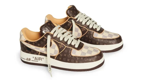 Sneakers Vuitton-Nike, prezzi folli all’asta Sotheby’s: un paio di scarpe costa come una casa