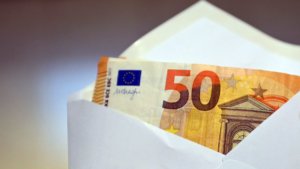 Busta da lettere con dentro 50 euro