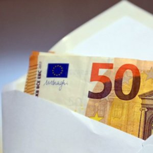 Retribuzioni, primo aumento dopo due anni di arretramento ma restiamo sotto la media Ocse: l’industria meglio della Pa