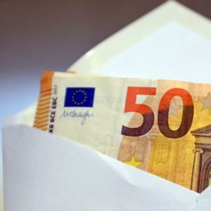 Salariile de stat mai apropiate de persoanele fizice, dar puterea de cumpărare va scădea încă din 2023