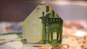 Una banconota da 100 euro piegata a forma di casa
