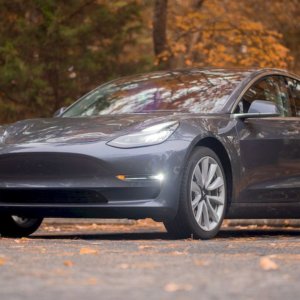 Tesla richiama 54mila auto che rischiano di non fermarsi agli stop