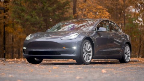 Tesla retira 54 autos que corren el riesgo de no detenerse en las señales de alto