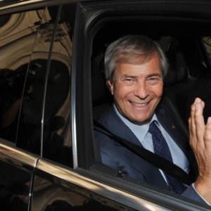 Bolloré in pensione dorata ma il corsaro bretone non dimentica l’Italia e scatena i suoi media contro Macron