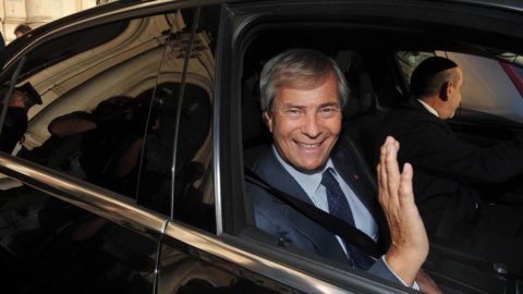 Bolloré se retrage de aur, dar corsarul breton nu uită Italia și își dezlănțuie mass-media împotriva lui Macron