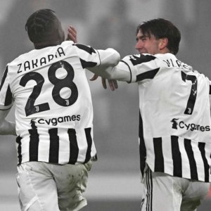 Şampiyonlar Ligi sahasında Juve, Vlahovic ve Zakaria ile Napoli'nin golleriyle Milan'ı ikinci sıraya taşıdı.