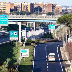 Autostrade para o produtor de energia da Itália. Corrente elétrica dos veículos para toda a rede