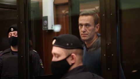 Alexey Navalny su Twitter: “Putin non è la Russia. Lottiamo contro la guerra”