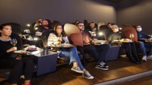 spettatori nel cinema ristorante