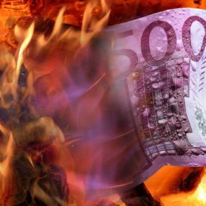 Bursa saham terjun bebas: Jersey hitam Milan (-6,2%) terbakar 80 miliar. Tim dan Unicredit di puncak