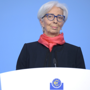 Bce, Lagarde: “Alzeremo i tassi finché inflazione vicina al target del 2%. È ora di ridurre portafoglio bond”