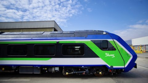 Fs Italiane presenta a Firenze Blues: il primo treno ibrido di Trenitalia