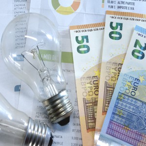 Bollette luce e gas: moratoria per chi non può pagare e bonus 150 euro. Meloni studia con Draghi nuovi aiuti
