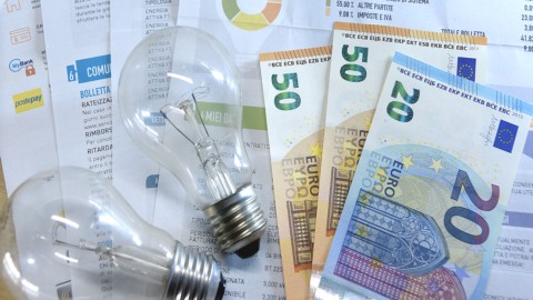 Caro energia, bollette della luce più basse (-25%) ma per il gas attesi  rincari (+20%) - FIRSTonline