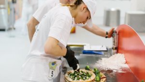 Pizzaiola al lavoro